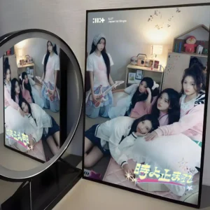 ILLIT - plakat zespołu K-pop Czarny4