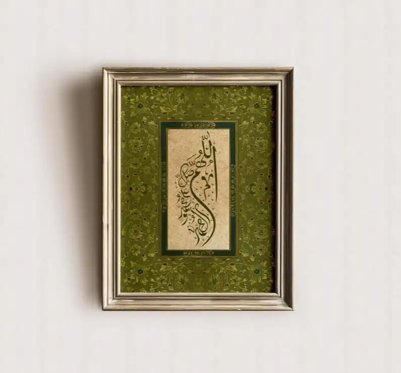 Plakat z arabską kaligrafią i kwiatami boho żółty