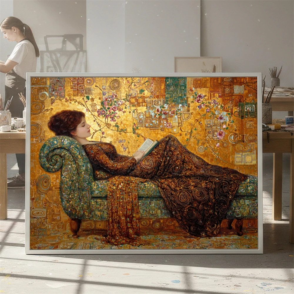 Plakat Gustav Klimt - Leżąca kobieta w kwiatowej sukni żółty