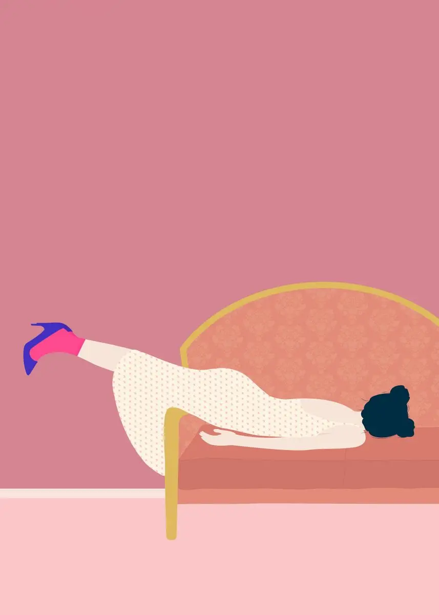 Kobieta w pizamie na sofie – plakat abstrakcyjny Burgundia