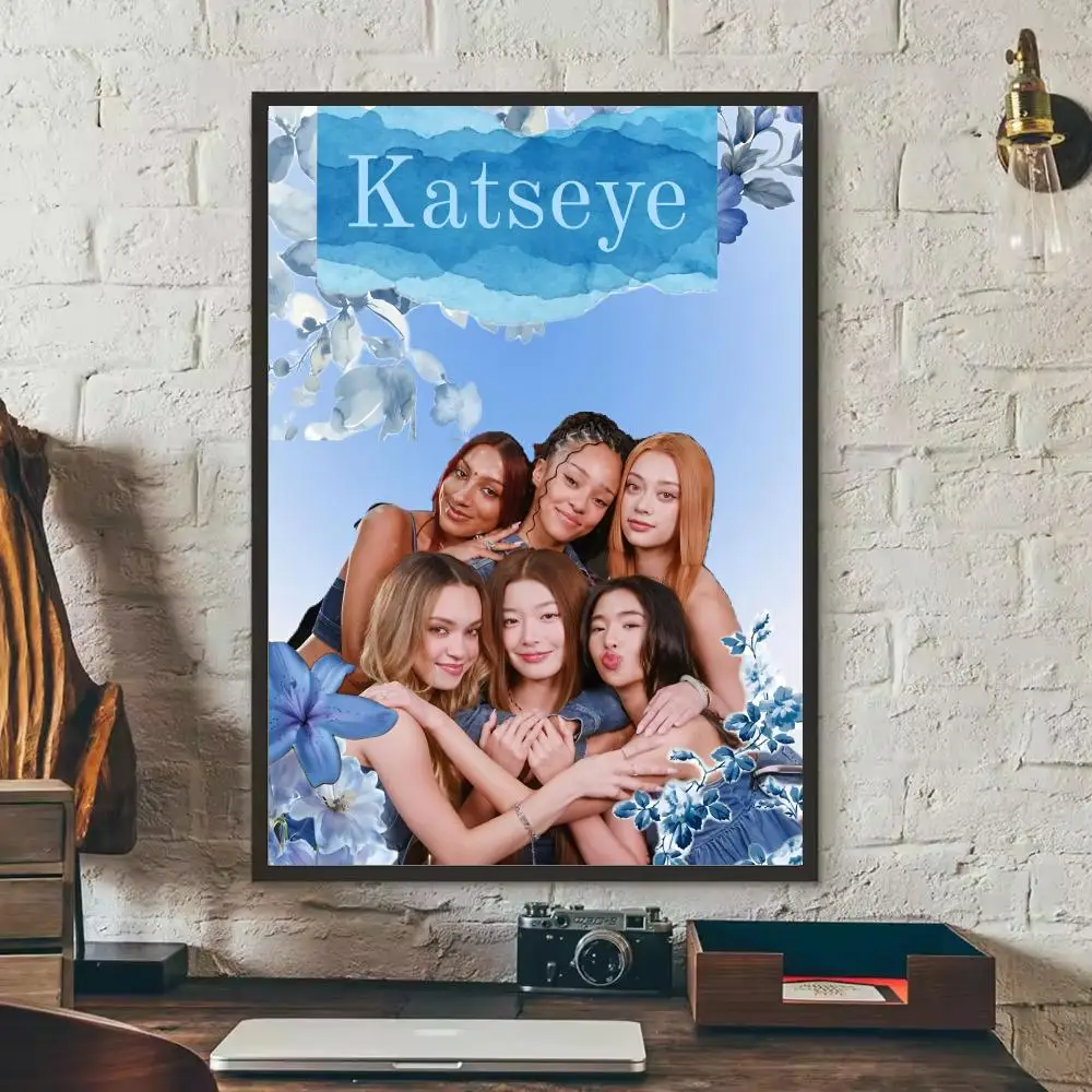 Katseye - plakat zespołu K-pop Czarny7