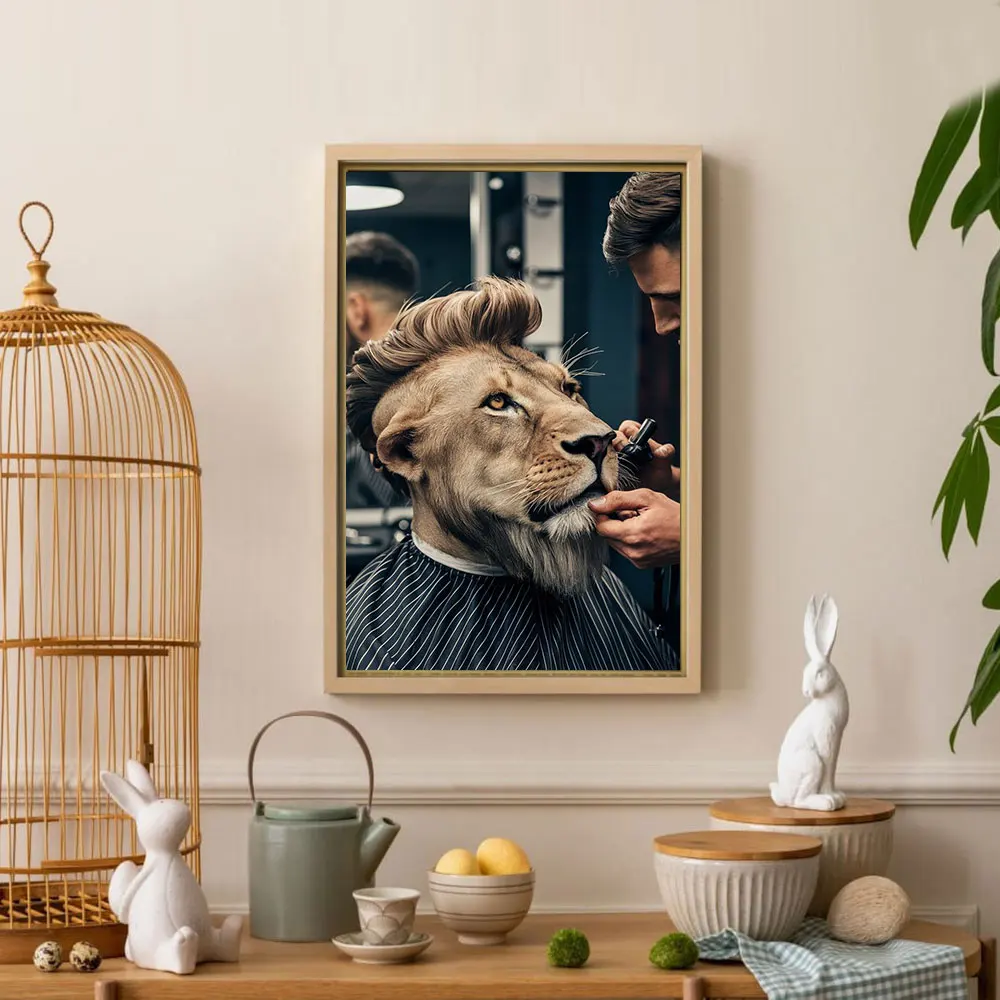 Lew u fryzjera - zabawny plakat na ścianę żółty