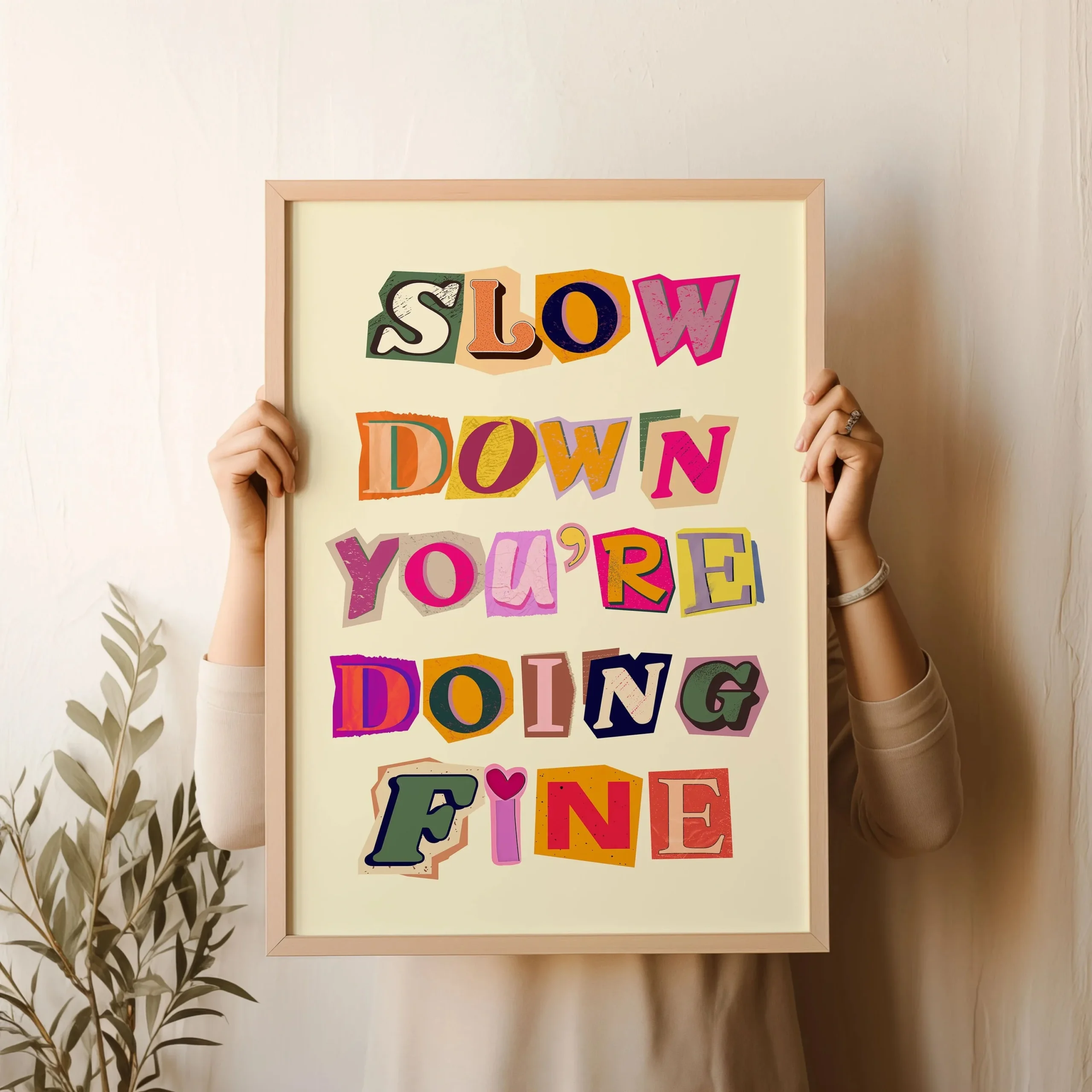 Plakat z napisem Slow Down You're Doing Great Fioletowy
