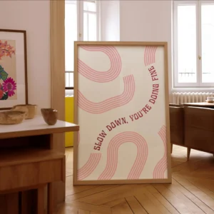 Plakat z napisem Slow Down You're Doing Great żółty
