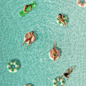 Surferka na letniej plaży i widok na morze Wielo