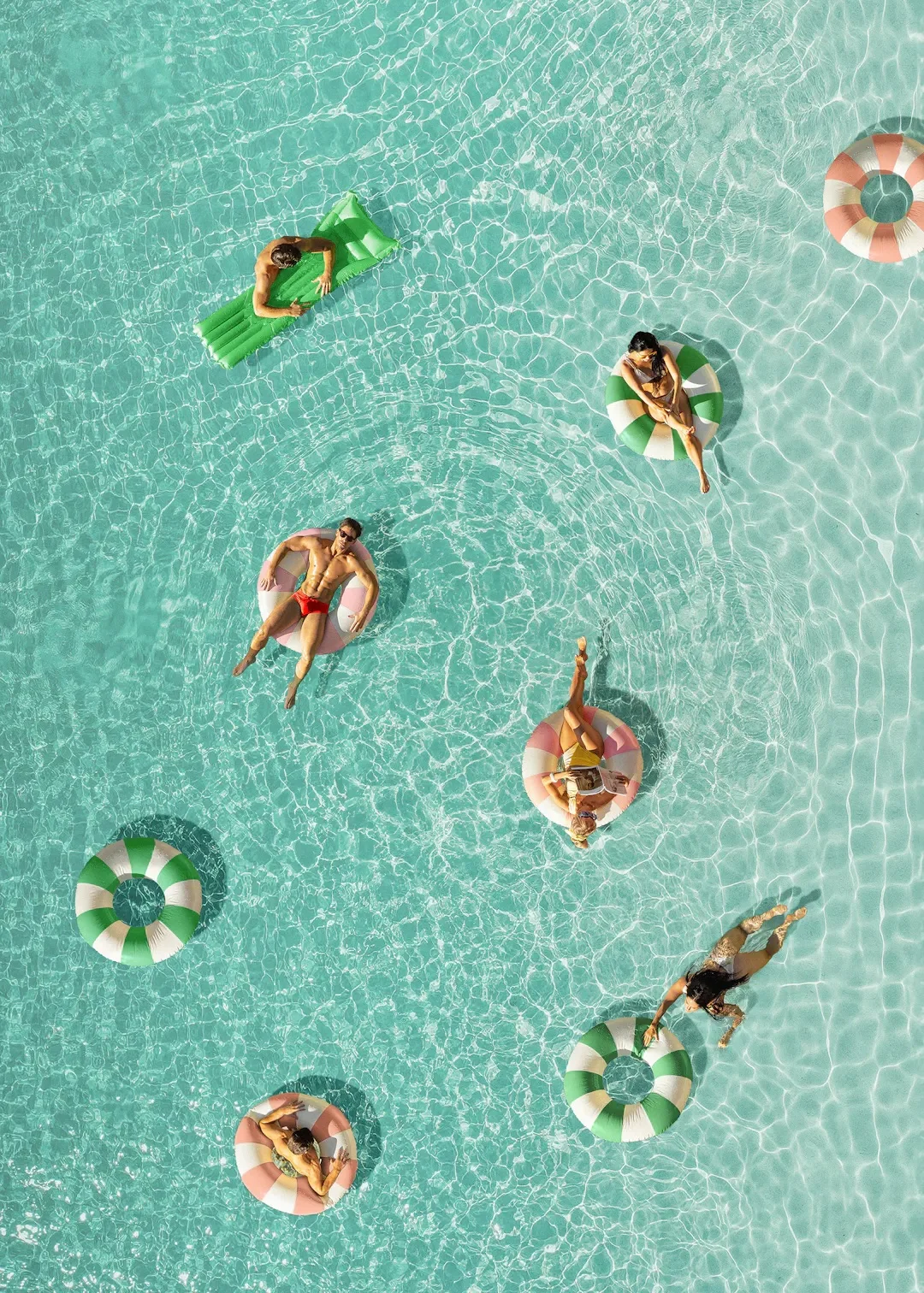 Surferka na letniej plaży i widok na morze Wielo