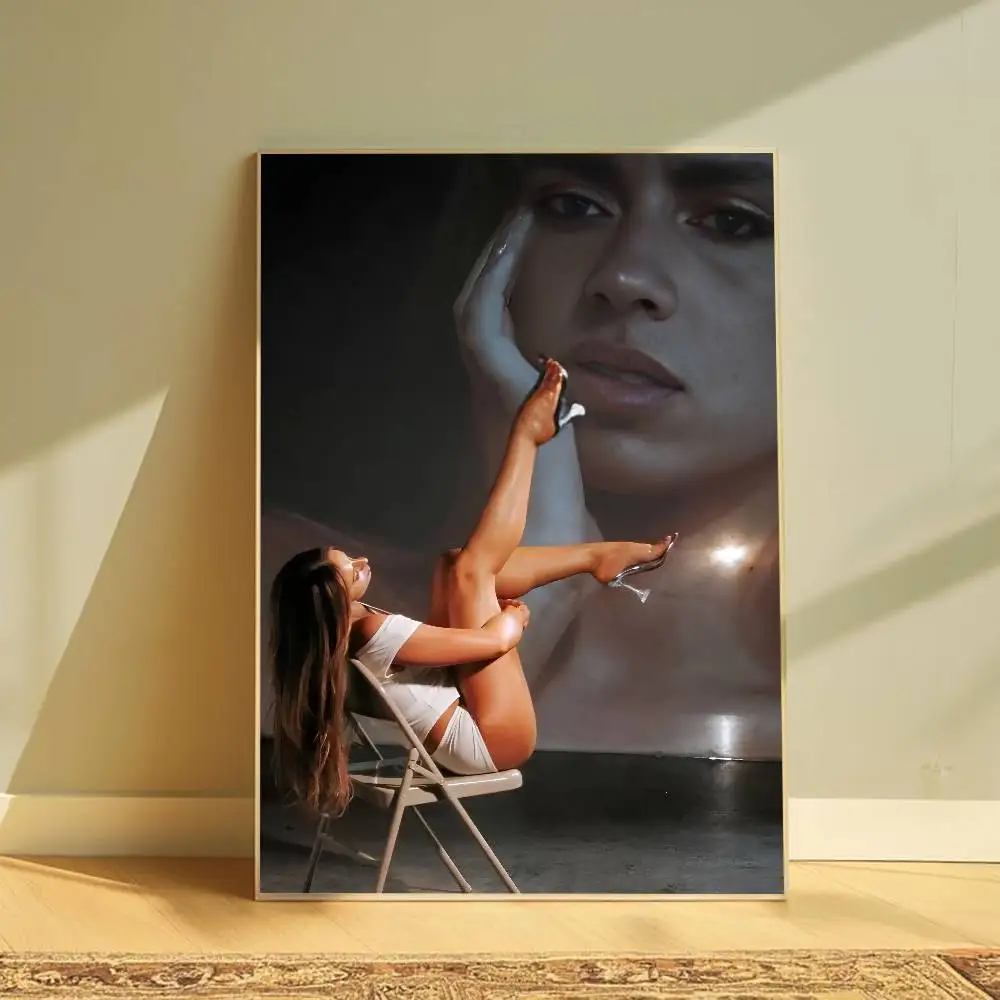 Plakat Tate McRae - portret piosenkarki Różowy