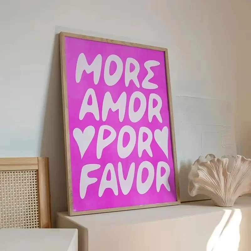 Plakat maksymalistyczny z napisem More Amor Por Favor Burgundia