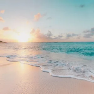 Złoty zachód słońca nad tropikalną plażą Burgundia