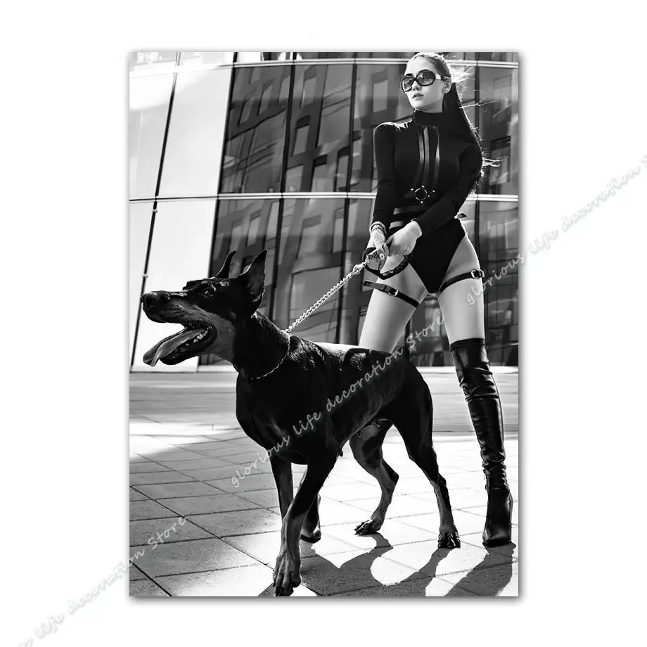 Doberman i dziki kot - nowoczesny plakat zwierzęta Granatowy