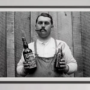 Kobieta w barze - czarno-biała fotografia vintage Brązowy