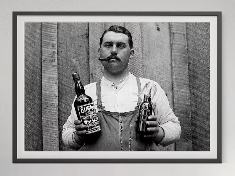 Kobieta w barze - czarno-biała fotografia vintage Brązowy