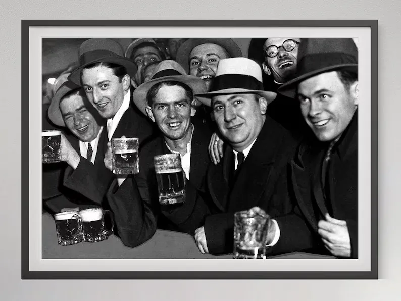 Kobieta w barze - czarno-biała fotografia vintage Jasnożółty