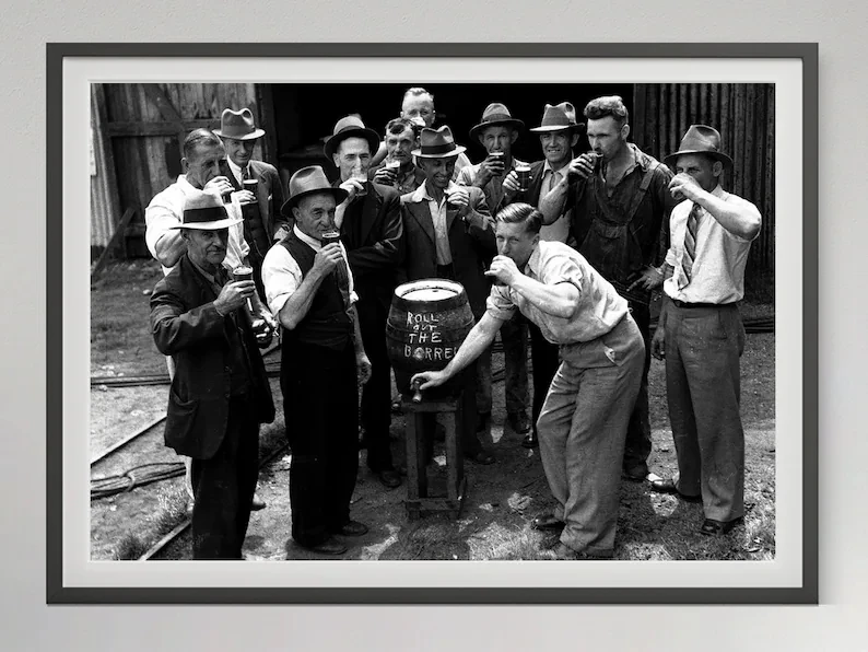 Kobieta w barze - czarno-biała fotografia vintage Pomarańczowy