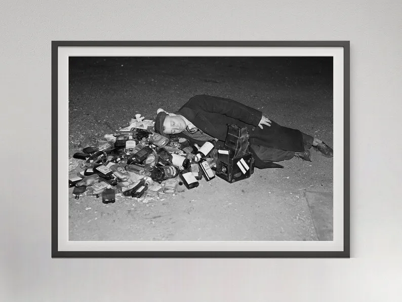 Kobieta w barze - czarno-biała fotografia vintage śliwka