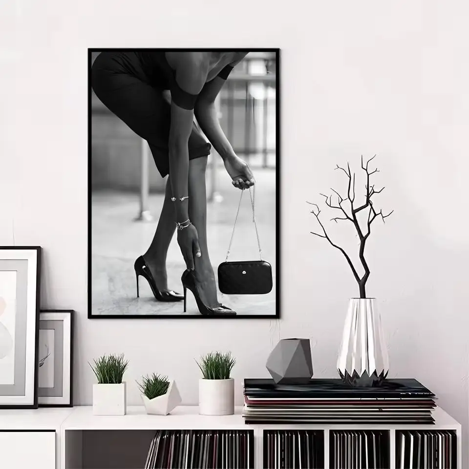 Czarno-biały plakat fashion w luksusowym stylu Czerwony