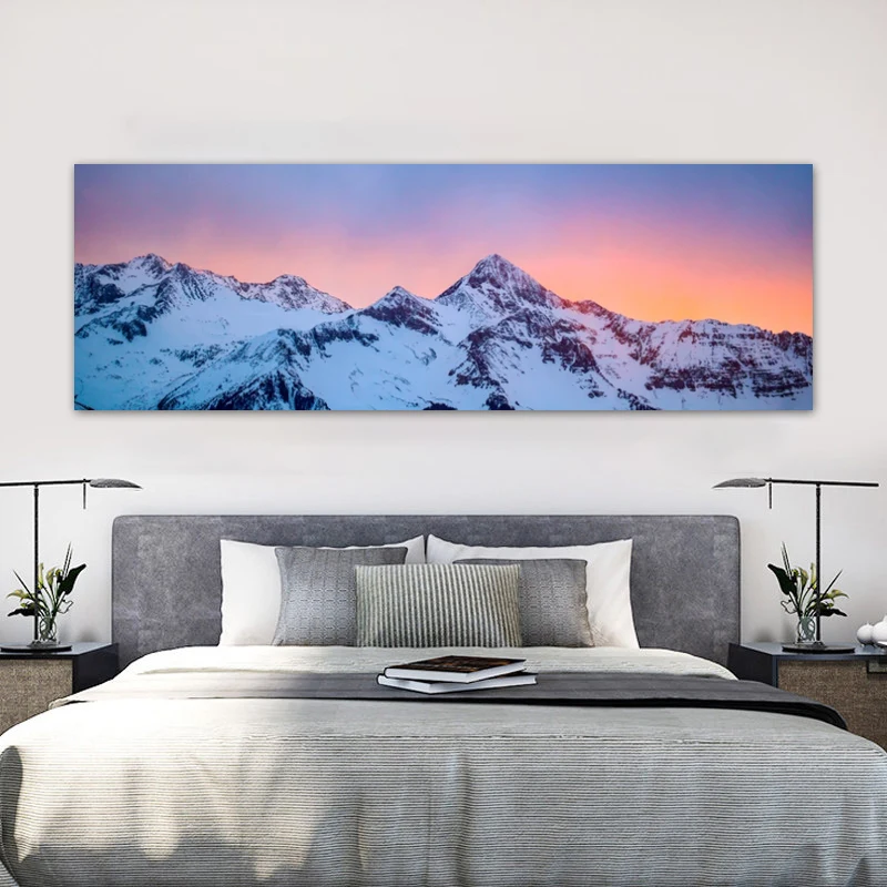 Plakat z górskim jeziorem i śnieżnym krajobrazem Czerwony