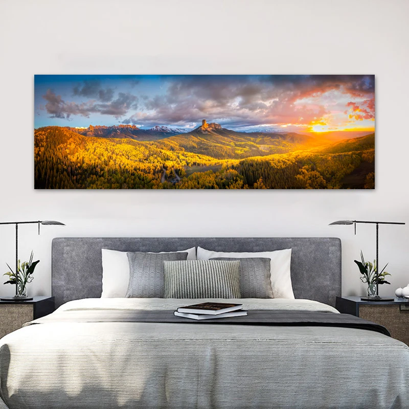 Plakat z górskim jeziorem i śnieżnym krajobrazem Fioletowy