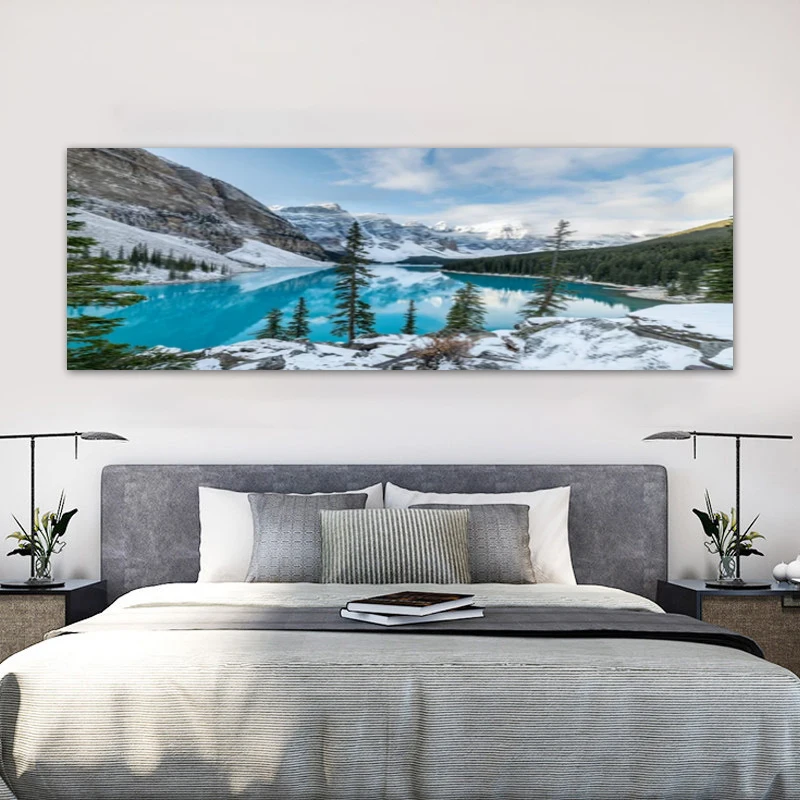 Plakat z górskim jeziorem i śnieżnym krajobrazem Jasny srebrny