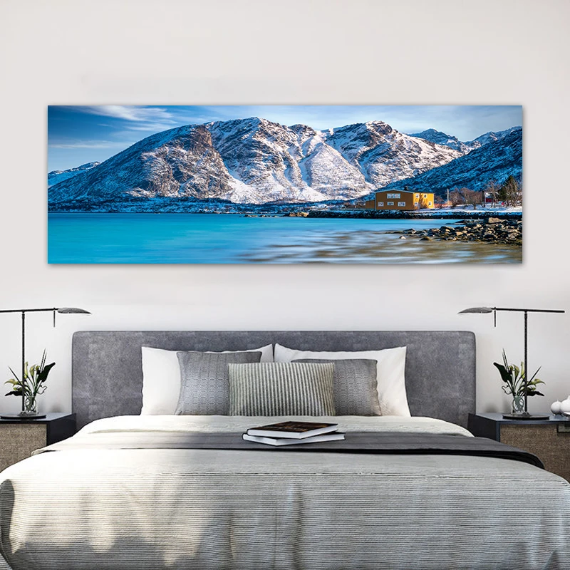 Plakat z górskim jeziorem i śnieżnym krajobrazem Kawa
