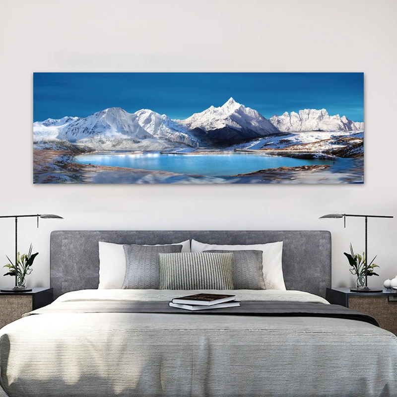 Plakat z górskim jeziorem i śnieżnym krajobrazem żółty