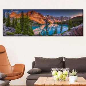 Plakat panorama górskiego jeziora w Montanie Granatowy