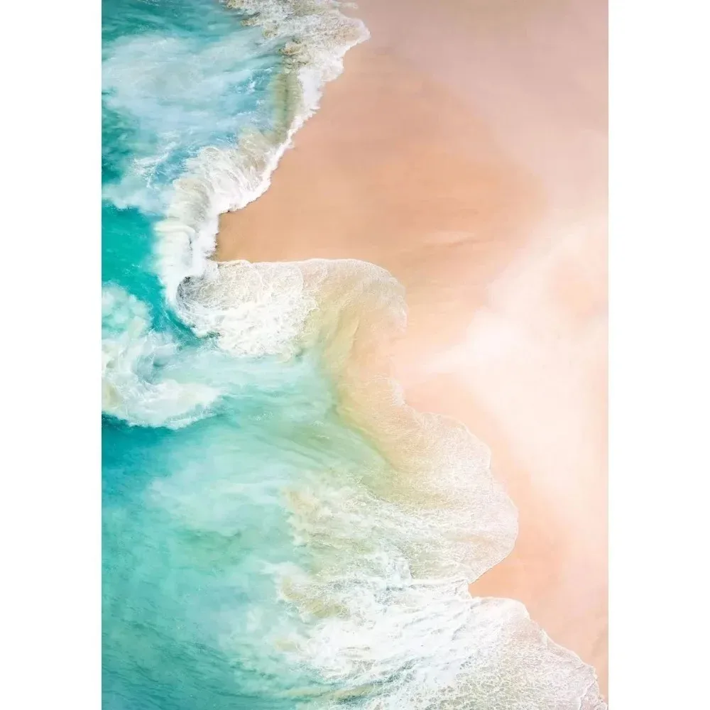 Różowa plaża z palmami i falami oceanu Biały