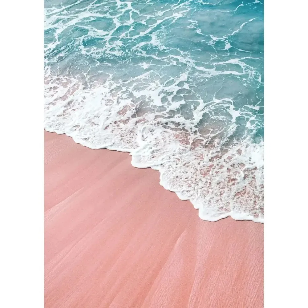 Różowa plaża z palmami i falami oceanu Burgundia