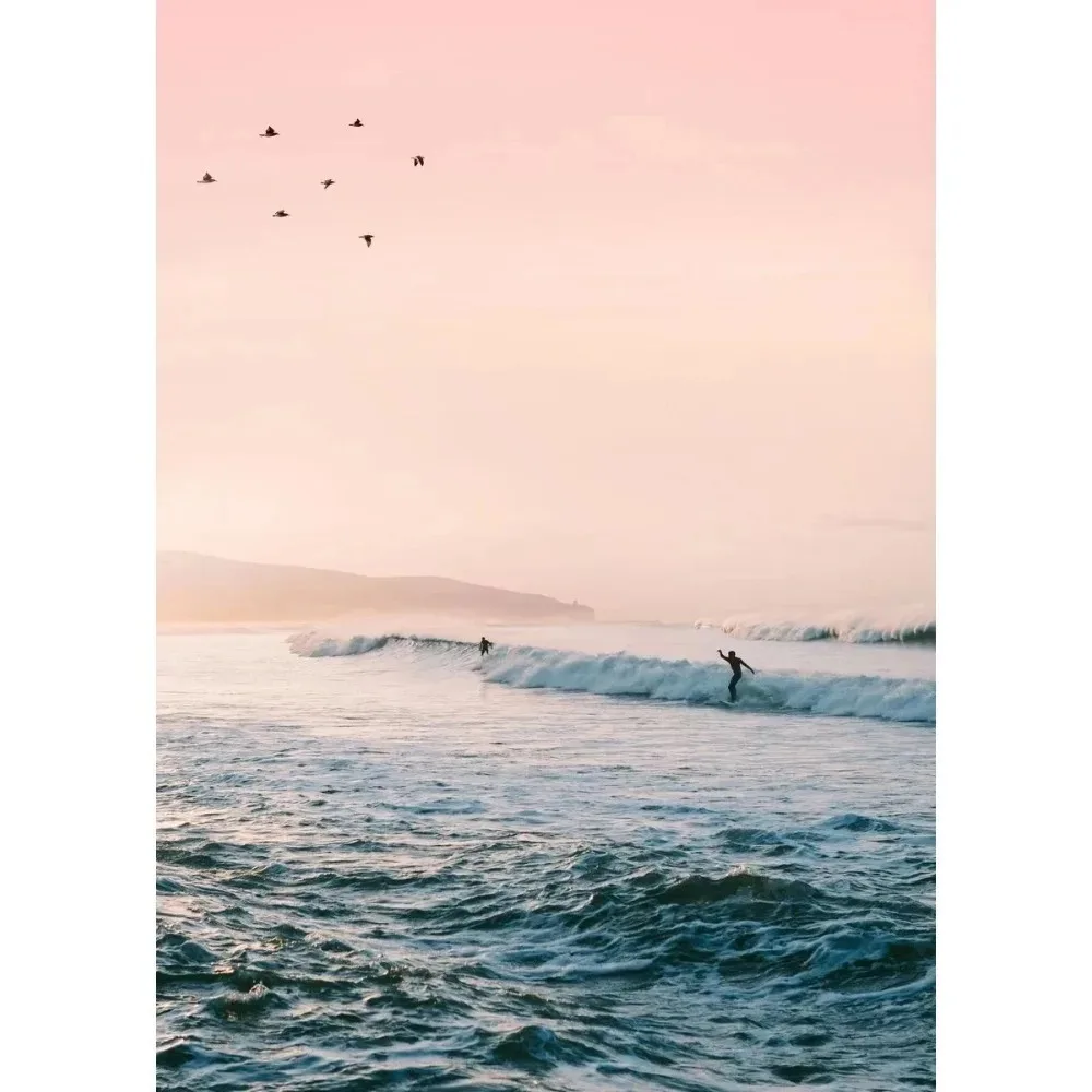 Różowa plaża z palmami i falami oceanu Fioletowy