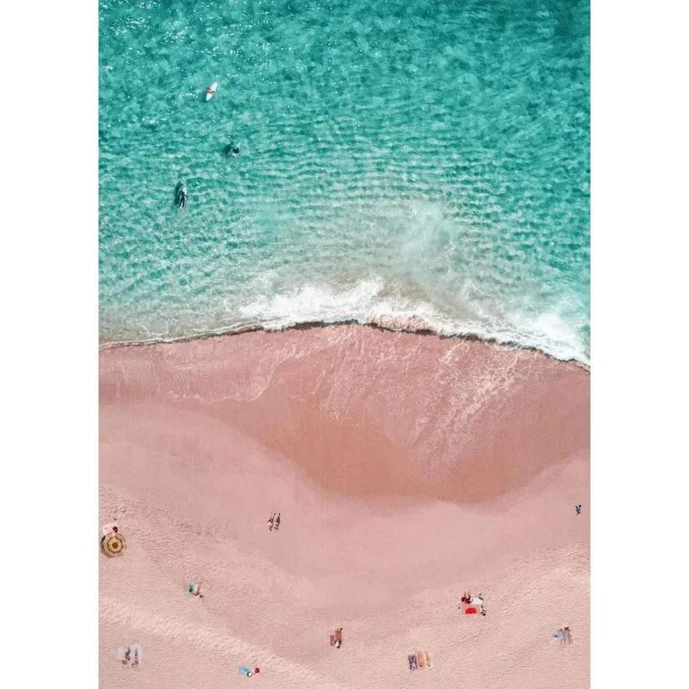 Różowa plaża z palmami i falami oceanu Niebieski