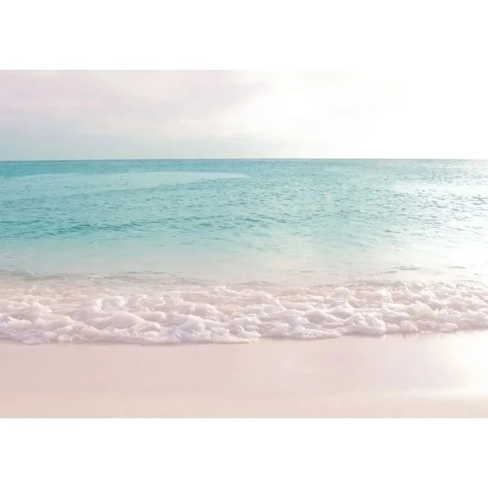 Różowa plaża z palmami i falami oceanu Zielony