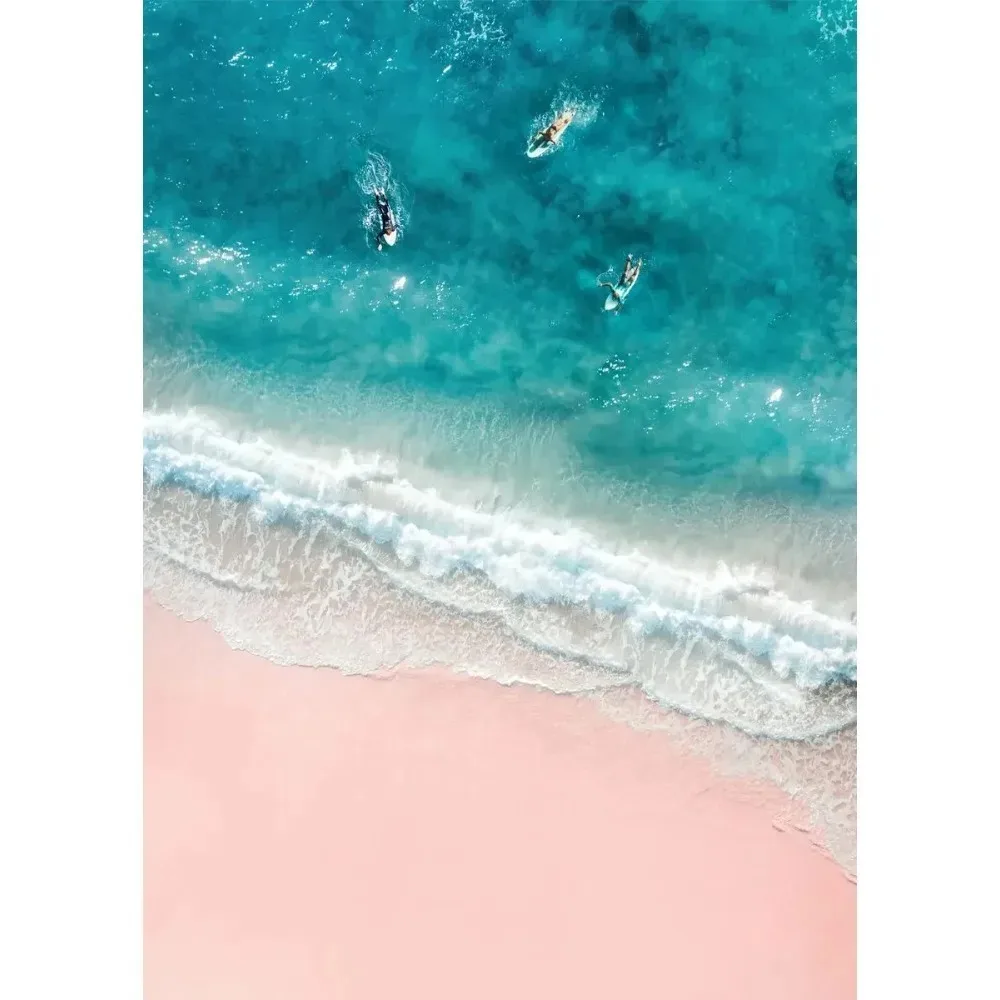 Różowa plaża z palmami i falami oceanu żółty